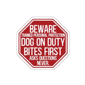 Getrainde bescherming Dog On Duty Bites Stelt eerst vragen Never Die Cut-beveiligingssticker