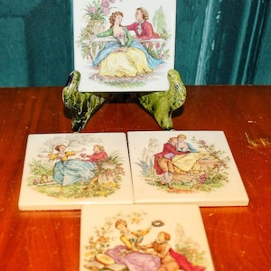 以下が含まれることがあります： 庭園のロマンチックなカップルを描いた、ヴィンテージのセラミックタイル4枚セット。各タイルは、花と緑に囲まれた絵のように美しい屋外シーンで、異なるカップルを描いています。