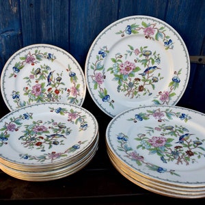 Assiettes plates Aynsley Pembroke : motif floral martin-pêcheur, bords dorés