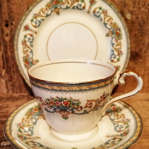 Stunning Aynsley Trio, hand painted
