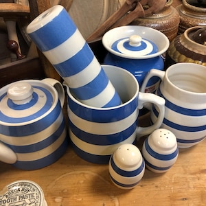 Cornish Ware Kitchenalia, rangement à rayures bleues et blanches, théière, pichets, burette, rouleau à pâtisserie