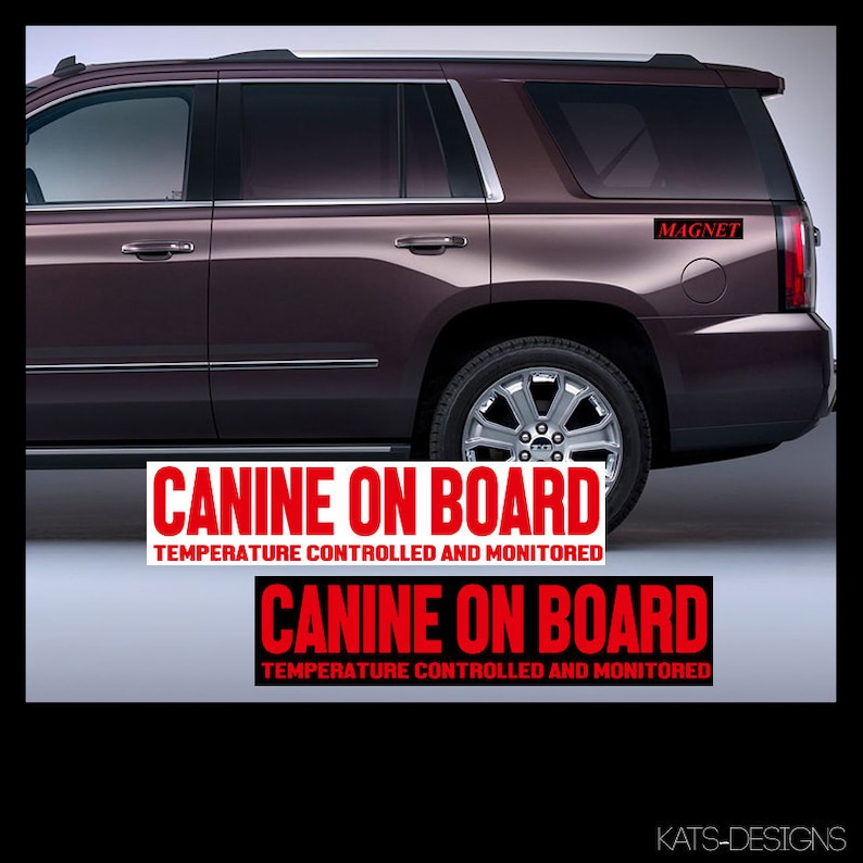 Op de afbeelding: Een bordeauxrode SUV met een magnetisch bord op de auto met de tekst "MAGNET". De auto heeft twee witte stickers op de achterbumper met de tekst "CANINE ON BOARD TEMPERATURE CONTROLLED AND MONITORED".