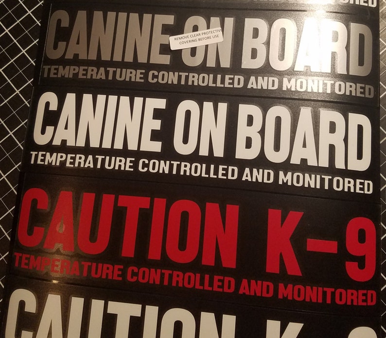 Puede incluir: Tres pegatinas reflectantes negras y plateadas con texto blanco que dice "CANINE ON BOARD TEMPERATURE CONTROLLED AND MONITORED". La tercera pegatina es roja y negra y dice "CAUTION K-9 TEMPERATURE CONTROLLED AND MONITORED".