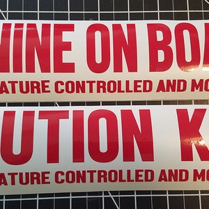 Puede incluir: Dos letreros rectangulares blancos con texto rojo. El letrero superior dice "CANINE ON BOARD" y el letrero inferior dice "CAUTION K-9". Ambos letreros tienen el texto "TEMPERATURE CONTROLLED AND MONITORED" debajo del texto principal.