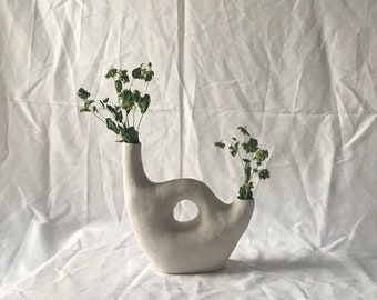 B vase or candleholder