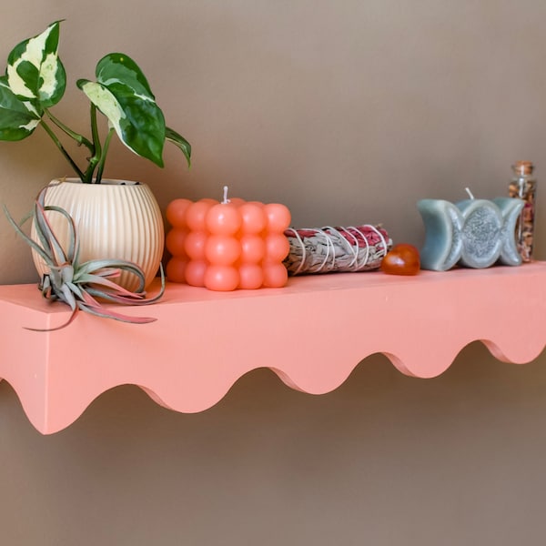 Wavy Scallop Shelf: Eklektisches Maximalist Dekor