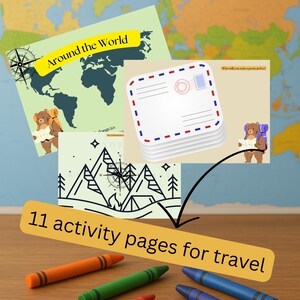 Puede incluir: Un conjunto de páginas de actividades con temática de viajes, que incluyen un mapa con la etiqueta "Around the World" y un diseño de postal. La imagen presenta una brújula, montañas y un oso con una mochila. El texto dice "11 activity pages for travel."