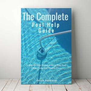 Może przedstawiać: Książka pod tytułem The Complete Pool Help Guide autorstwa Briana Shermana. Okładka przedstawia jasnoniebieski basen z białą tyczką do czyszczenia zanurzoną w wodzie. Tekst głosi A Step-By-Step System to Keep Your Pool Clean, Clear, and Trouble-Free.