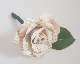 Natural looking groom's book buttonhole // (The Jasper)