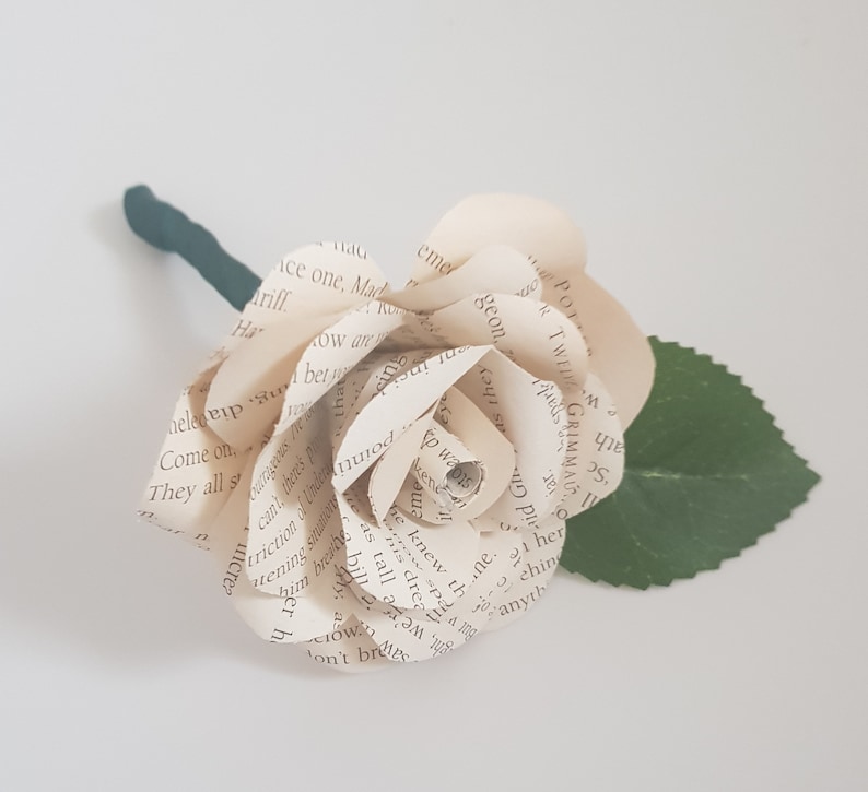 Natural looking groom's book buttonhole // The Jasper image 1