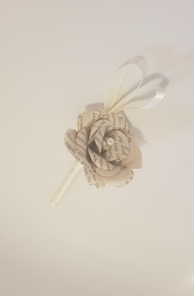 Réserver des fleurs pour boutonnières, la boutonnière du marié, réserver des fleurs de mariage, des fleurs en papier // The Jake image 2