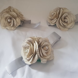 Book rose corsage, Wrist corsage, Wedding flowers, Prom corsage, Book roses, Artificial flowers // The Juni afbeelding 2