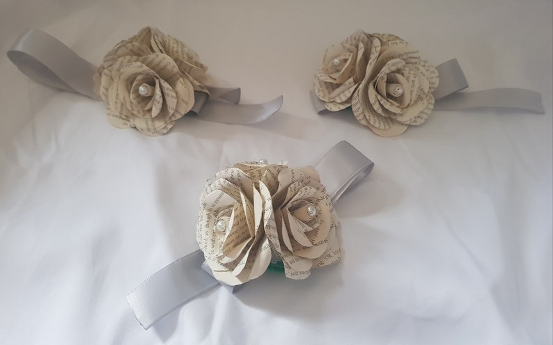 Book rose corsage, Wrist corsage, Wedding flowers, Prom corsage, Book roses, Artificial flowers // The Juni afbeelding 2