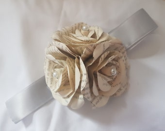 Livre bouquet de roses, bouquet de fleurs au poignet, fleurs de mariage, corsage de bal de promo, livres de roses, fleurs artificielles // (The Juni)