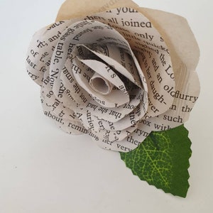 Natural looking groom's book buttonhole // The Jasper image 4