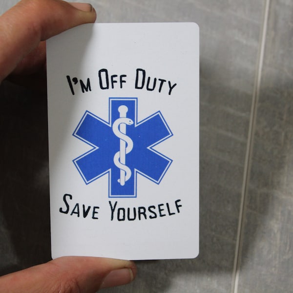 Ik heb geen dienst, behalve jezelf, EMS en medische humor. Handgeperste aluminium kaart op visitekaartjesformaat.
