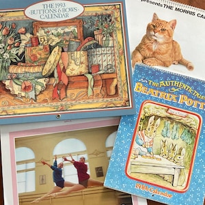 Könnte beinhalten: Vier Vintage-Kalender mit verschiedenen Themen. Der Kalender oben links zeigt eine farbenfrohe Illustration von Knöpfen und Schleifen. Der Kalender oben rechts zeigt eine Katze. Der Kalender unten links zeigt ein Foto von zwei Tänzern in einem Studio. Der Kalender unten rechts zeigt eine Illustration von Beatrix Potter-Charakteren.