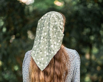 Floral bamboo headscarf and scrunchie, folklore cottagecore kerchief, bandana with small white flowers - Daisies