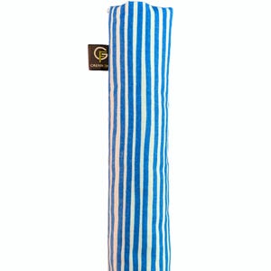 Puede incluir: Un estuche cil&iacute;ndrico de tela con un patr&oacute;n de rayas verticales azules y blancas. Una peque&ntilde;a etiqueta rectangular de color marr&oacute;n oscuro est&aacute; unida al lateral, mostrando un logotipo dorado con la letra G y el texto CREATIONS impreso debajo.