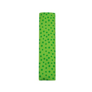 Puede incluir: Una muestra de tela rectangular que presenta un fondo verde lima vibrante cubierto con un patr&oacute;n de peque&ntilde;os puntos de color verde oscuro de forma irregular, dispersos por toda la superficie del material en una disposici&oacute;n org&aacute;nica y no uniforme.
