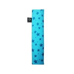 Puede incluir: Una correa rectangular de tela en color turquesa brillante con un patr&oacute;n repetitivo de estrellas azul oscuro y peque&ntilde;os puntos. Una peque&ntilde;a etiqueta de tela negra est&aacute; unida al lateral, mostrando el texto blanco GF y la palabra CREATIONS.