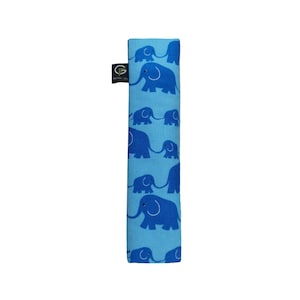Puede incluir: Una correa rectangular de tela azul claro con un patr&oacute;n repetitivo de elefantes azul oscuro conectados por sus trompas. Una peque&ntilde;a etiqueta de tela negra con las letras blancas GF est&aacute; unida al lado superior izquierdo del art&iacute;culo textil.