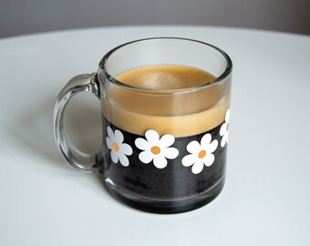 Daisy Clear Glass Coffee Mug: Retro Floral Design
