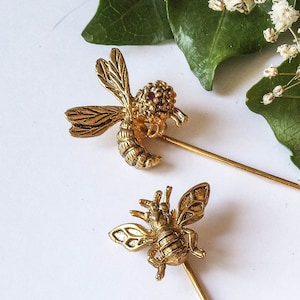 Vintage gold bee pin brooch, bee lapel pin, 80s antique bee brooch pin, gold bee pin, insect pin, insect brooch.