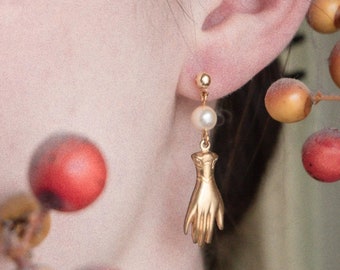 Vintage-Ohrringe im viktorianischen Stil mit Handmotiven, Ohrhänger aus rohem Messing und Perlen, viktorianische Hängeohrringe, viktorianischer Trauerschmuck.