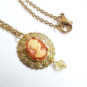 Collar de cameo de oro vintage, collar de perlas y camafeo victoriano de los años 60, collar de cadena delicada chapado en oro de 24K 1,8x2 mm, collar de dijes. imagen 5