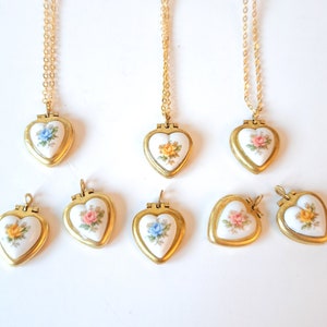 collier ras de cou vintage petit coeur, petit médaillon pendentif coeur, photo de collier médaillon en or, cadeau de la Saint-Valentin, cadeau sentimental.