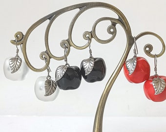 Boucles d’oreilles aux pommes pendantes, boucles d’oreilles aux pommes VINTAGE INUTILISÉES des années 60, boucles d’oreilles en lucite claire, boucles d’oreilles alimentaires pendantes, boucles d’oreilles en lucite givrées.