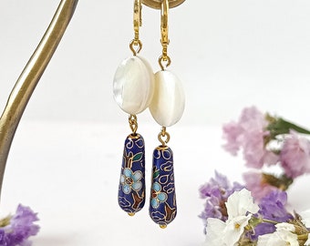 Orecchini pendenti vintage Cloissonne boho, fatti a mano N.O.S. orecchini a goccia in smalto blu, orecchini pendenti in madreperla placcata oro.