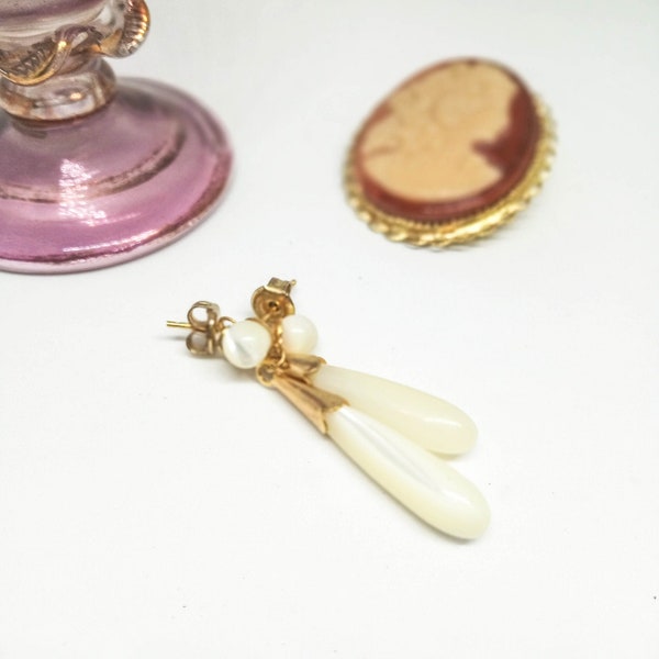 Vintage boho bride earrings, mother of pearl teardrop earrings, small  bridal drop stud earrings, ivory earrings.