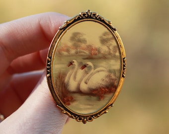 broche vintage en forme de cygne camée en verre, broche imprimée de peinture de couple de cygnes nageurs, broche photo nature, broche picturale de paysage d'oiseaux.