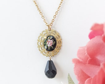 Collana vittoriana con ciondolo a goccia nera, collana di rose di fiori di porcellana, collana di cristallo goth scuro, goth vittoriano, gioielli del mondo accademico scuro