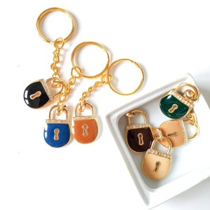 Porte-clés en plaqué or avec cadenas, breloques de porte-clés émaillées, joli porte-clés vintage des années 80 New Old Stock, breloque de cadenas en or, porte-clés pour couple.