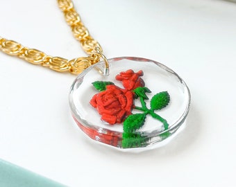 collier de roses rouges en cristal vintage, collier d'anniversaire de fleurs de juin en verre, collier avec pendentif en taille-douce inversée, collier de roses en or d'Allemagne de l'Ouest.