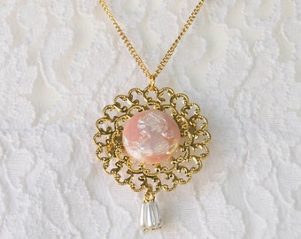 NOS Collar de cameo de oro vintage, collar de cameo victoriano rosa AB con perlas falsas, collar de medallón chapado en oro - broche, broche de cameo.