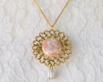 NOS Vintage gouden cameo ketting, AB roze Victoriaanse camee ketting met faux parels, vergulde medaillon ketting - broche, camee broche.