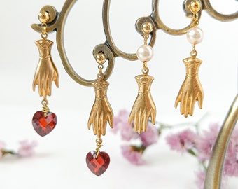 Vintage-Ohrringe im viktorianischen Stil mit Hand- und Herzmotiven, Ohrhänger aus rohem Messing und Gold, viktorianische Hängeohrringe, Valentinstagsgeschenk für die Freundin