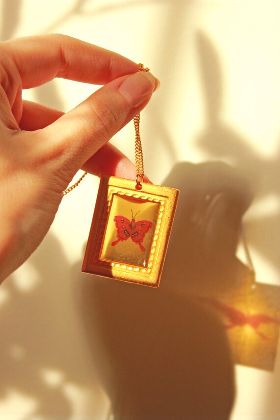 Vintage gold butterfly necklace, GOLD PLATED METAL framed butterfly picture necklace, Antique style framed butterfly pendant necklace.
