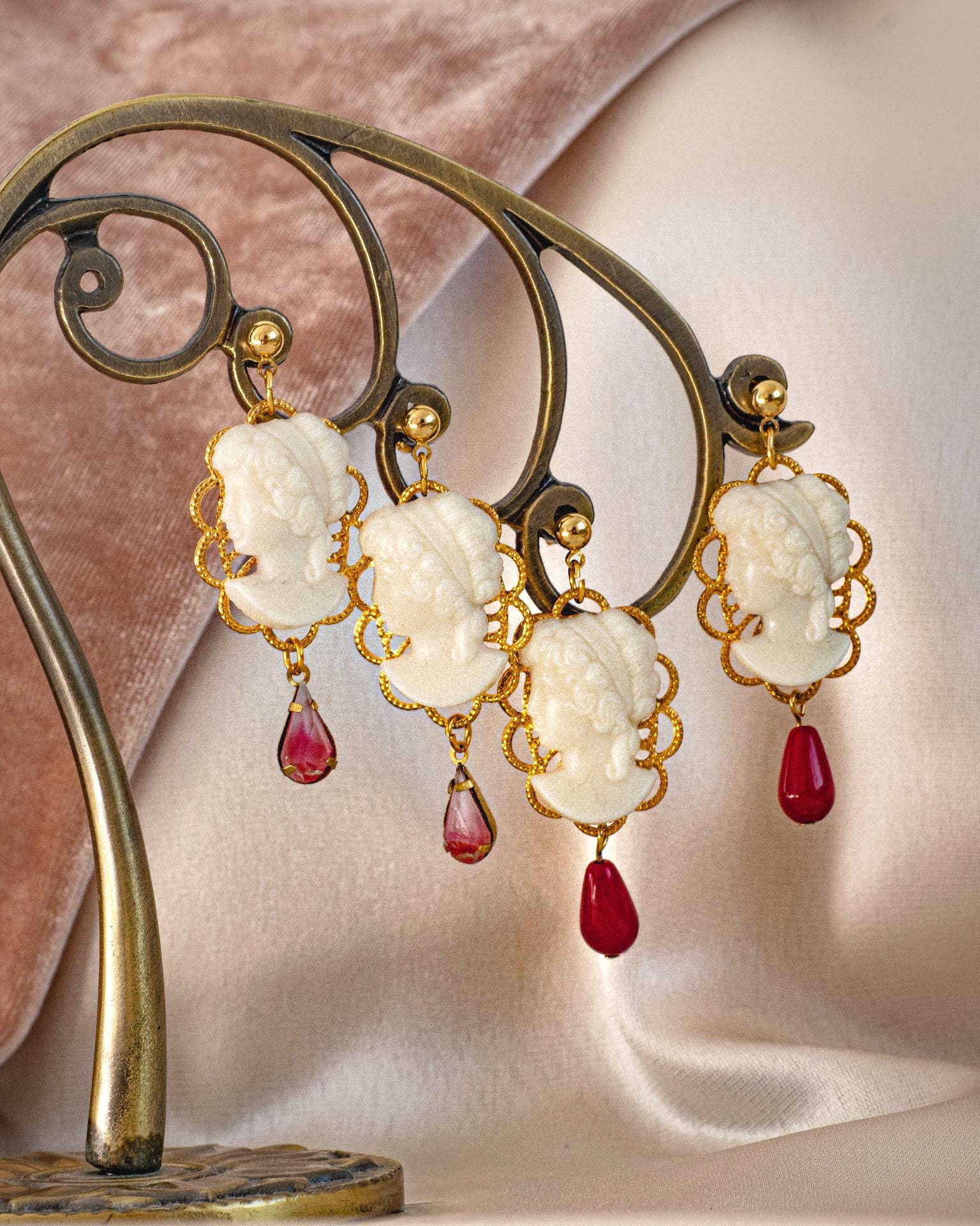 Boucles D'Oreilles Frida Compatibles - Acier Et Cristaux Bleus - Fermoir Papillon - Neuf Avec Étiquettes