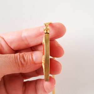 Vintage goldene Kamee Halskette in 40x30mm Schraubverschluss Anhänger Fassung, vergoldete Ketten Kamee Halskette, Drei Grazien Karneol Kamee. Bild 7