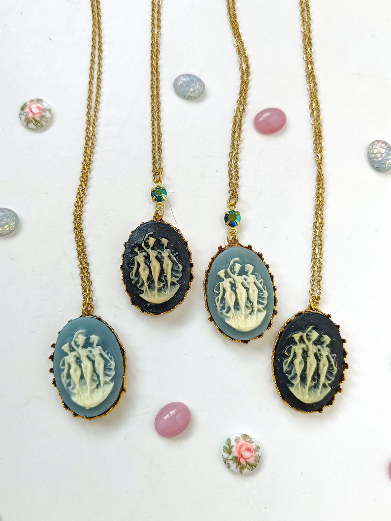 Collier camée Three Graces, collier pendentif camée japonais VINTAGE INUTILISÉ, collier camée victorien, collier camée noir/bleu 3 dames. image 2