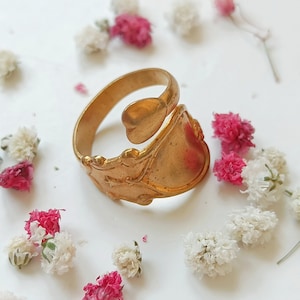 Anillo de cuchara de latón vintage ajustable, anillo de pátina de latón dorado SIN USAR, anillo de corazón de oro viejo, anillo de cuchara de corazón resistente, tamaño mínimo 5 de EE. UU.