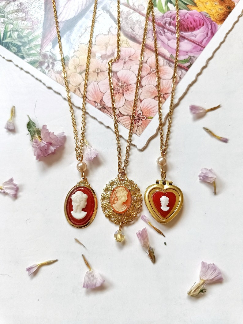 Collar de cameo de oro vintage, collar de perlas y camafeo victoriano de los años 60, collar de cadena delicada chapado en oro de 24K 1,8x2 mm, collar de dijes. imagen 1