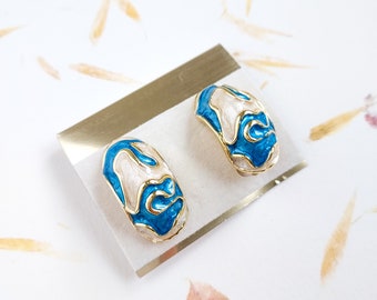 Vintage abstract clip on earrings, 24K Gold plated blue and cream enamel clip on earrings, abstract clip on earrings, New Old Stock vintage.