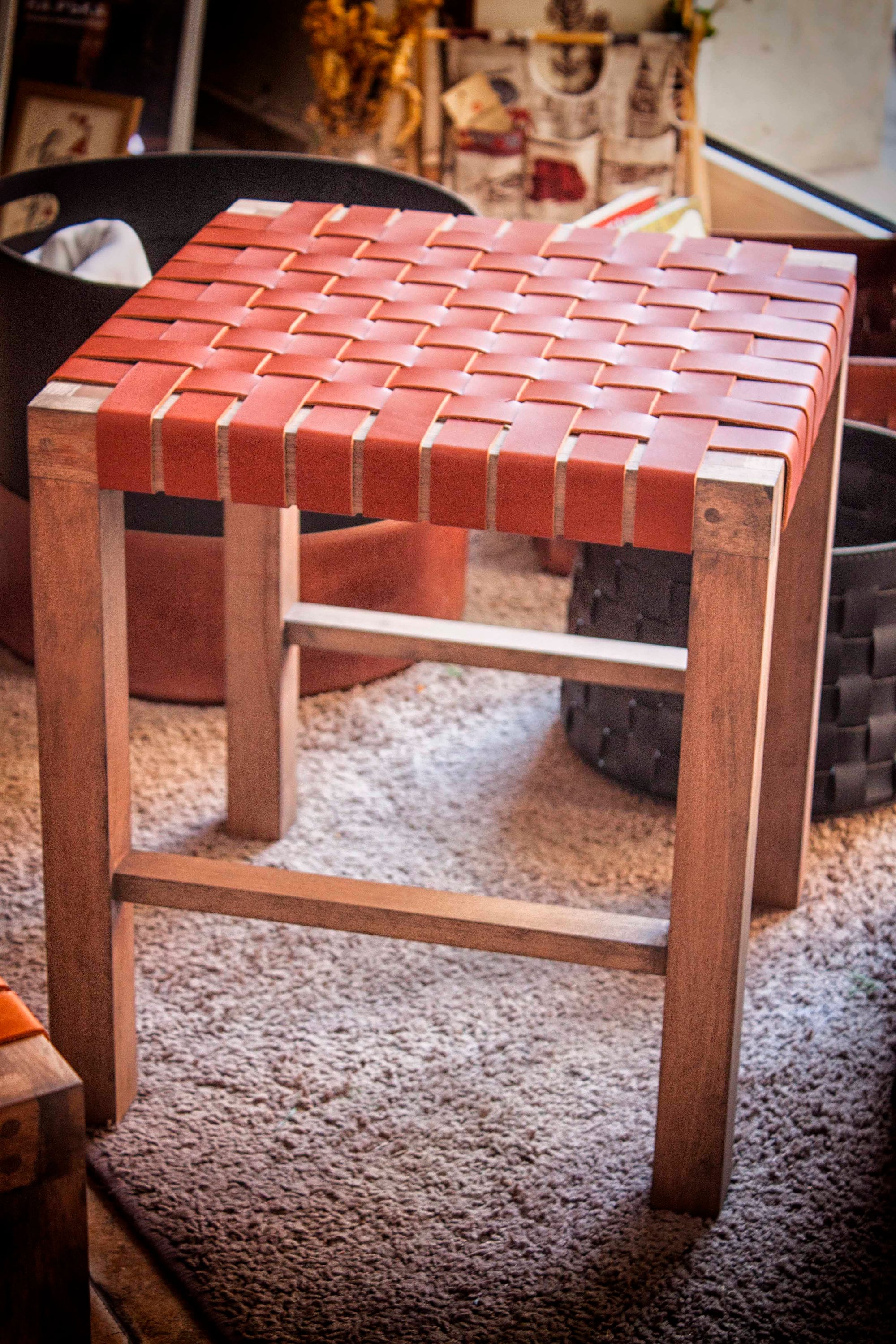 tabouret en cuir tressé, mobilier d'extérieur, tabouret de balcon bois, repose-pieds jardin mid-century, ottoman, terrasse, bas marocain