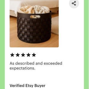 K&ouml;nnte beinhalten: Ein dunkelbrauner, gewebter Aufbewahrungskorb mit runder Form und zwei Griffen. Der Korb ist mit gefalteten Decken in Beige- und Wei&szlig;t&ouml;nen gef&uuml;llt. Der Text "As described and exceeded expectations" ist sichtbar.